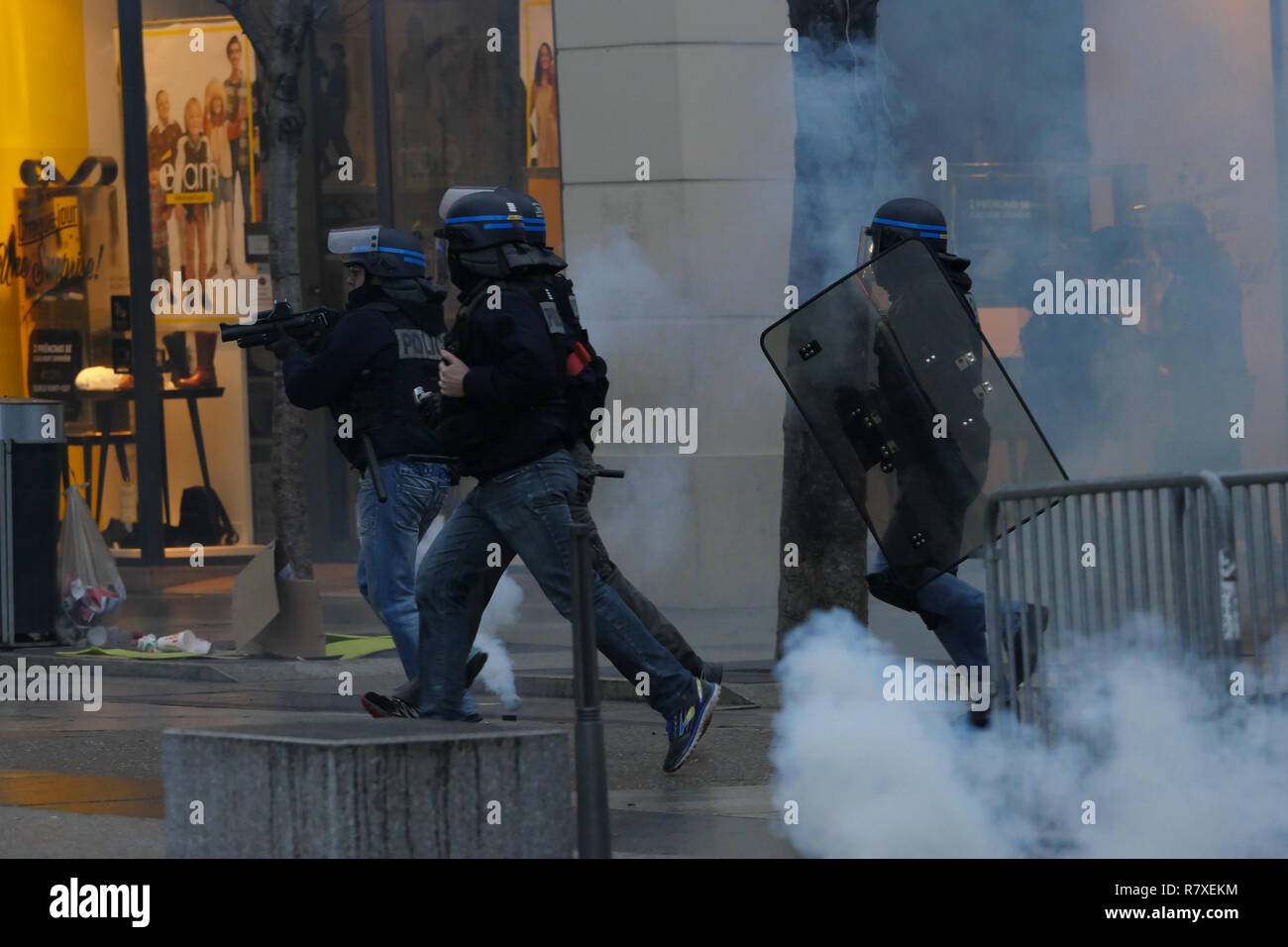 " Giacche gialle' manifestanti faccia Riot le forze di polizia, Lione, Francia Foto Stock