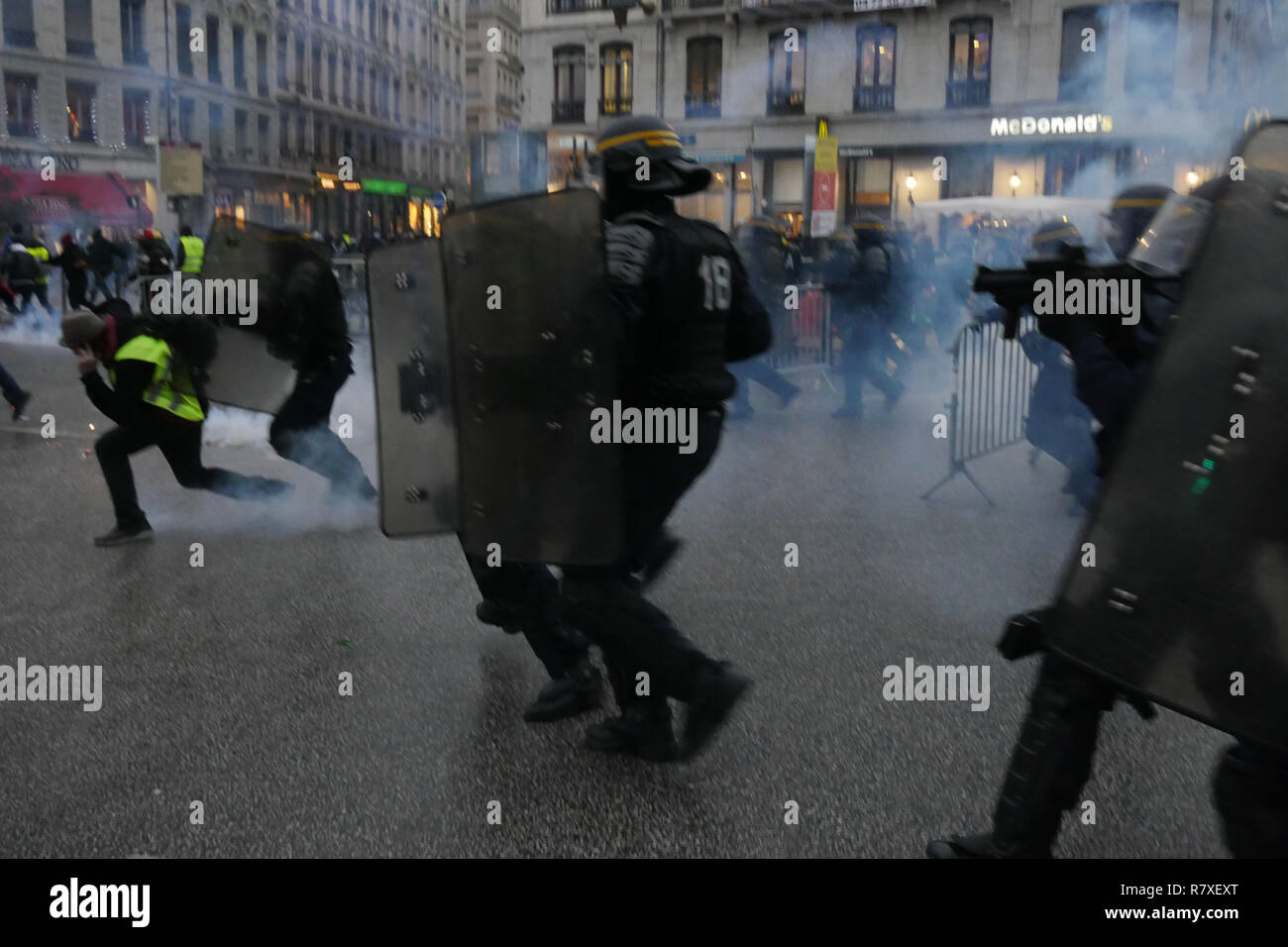 " Giacche gialle' manifestanti faccia Riot le forze di polizia, Lione, Francia Foto Stock