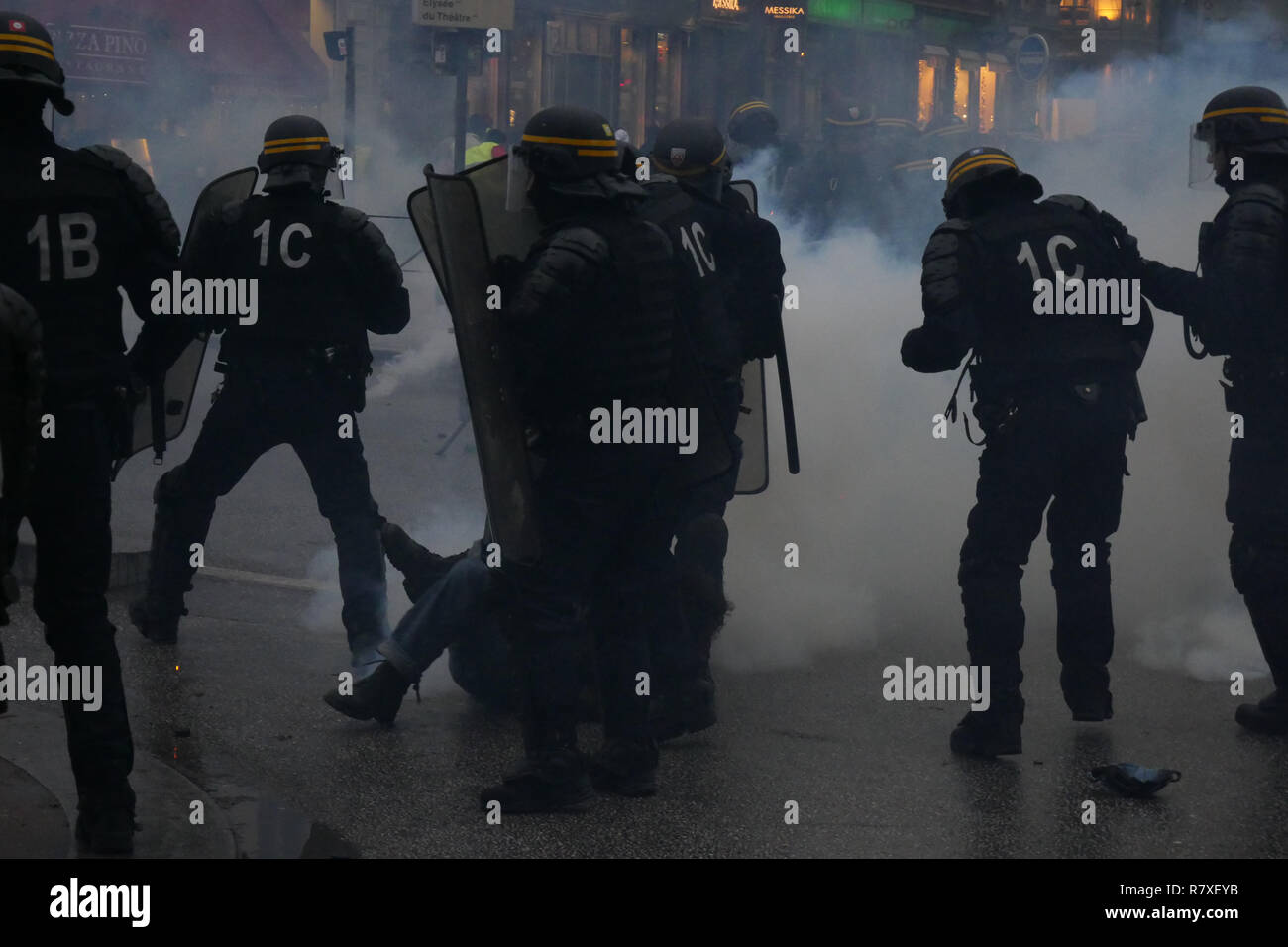 " Giacche gialle' manifestanti faccia Riot le forze di polizia, Lione, Francia Foto Stock