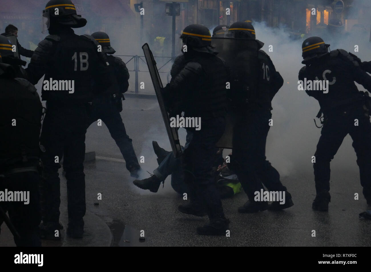 " Giacche gialle' manifestanti faccia Riot le forze di polizia, Lione, Francia Foto Stock