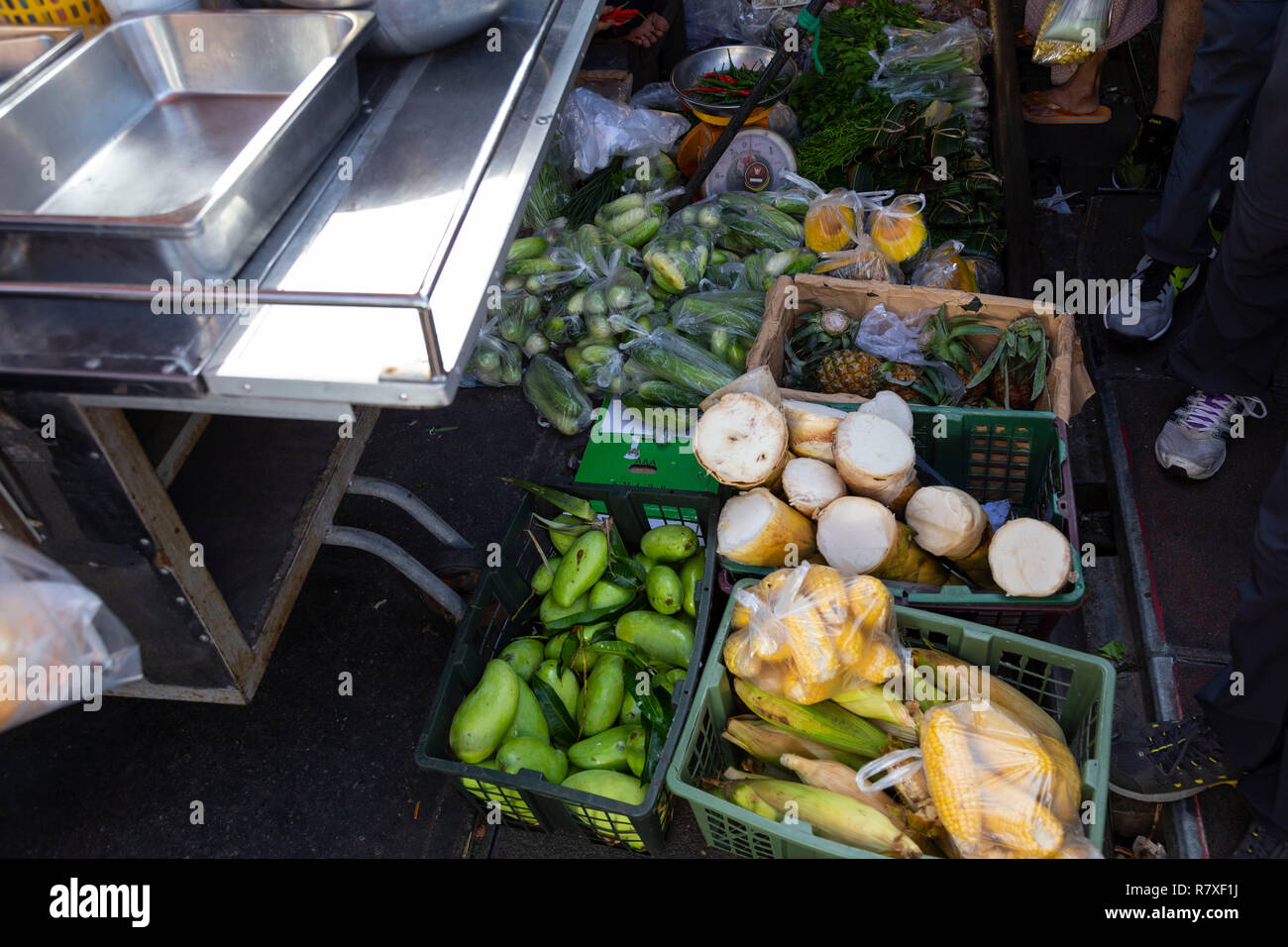 Mercato alimentare principalmente ortaggi nel tipico mercato del treno in Bngkok. Cibo per una dieta sana Foto Stock