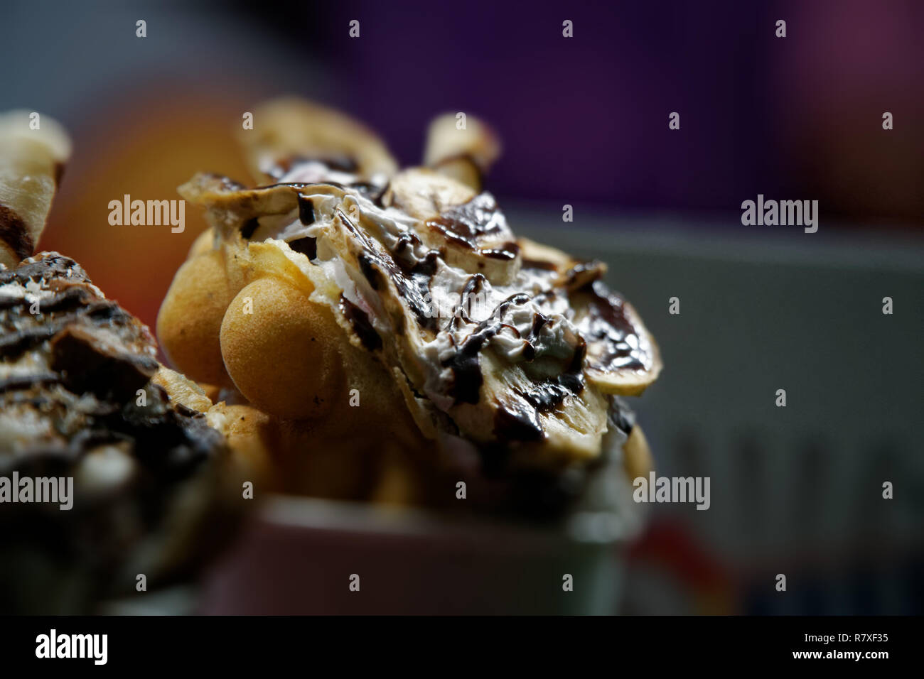 Dolce indiana cibo di strada con gelato e cioccolato Foto Stock