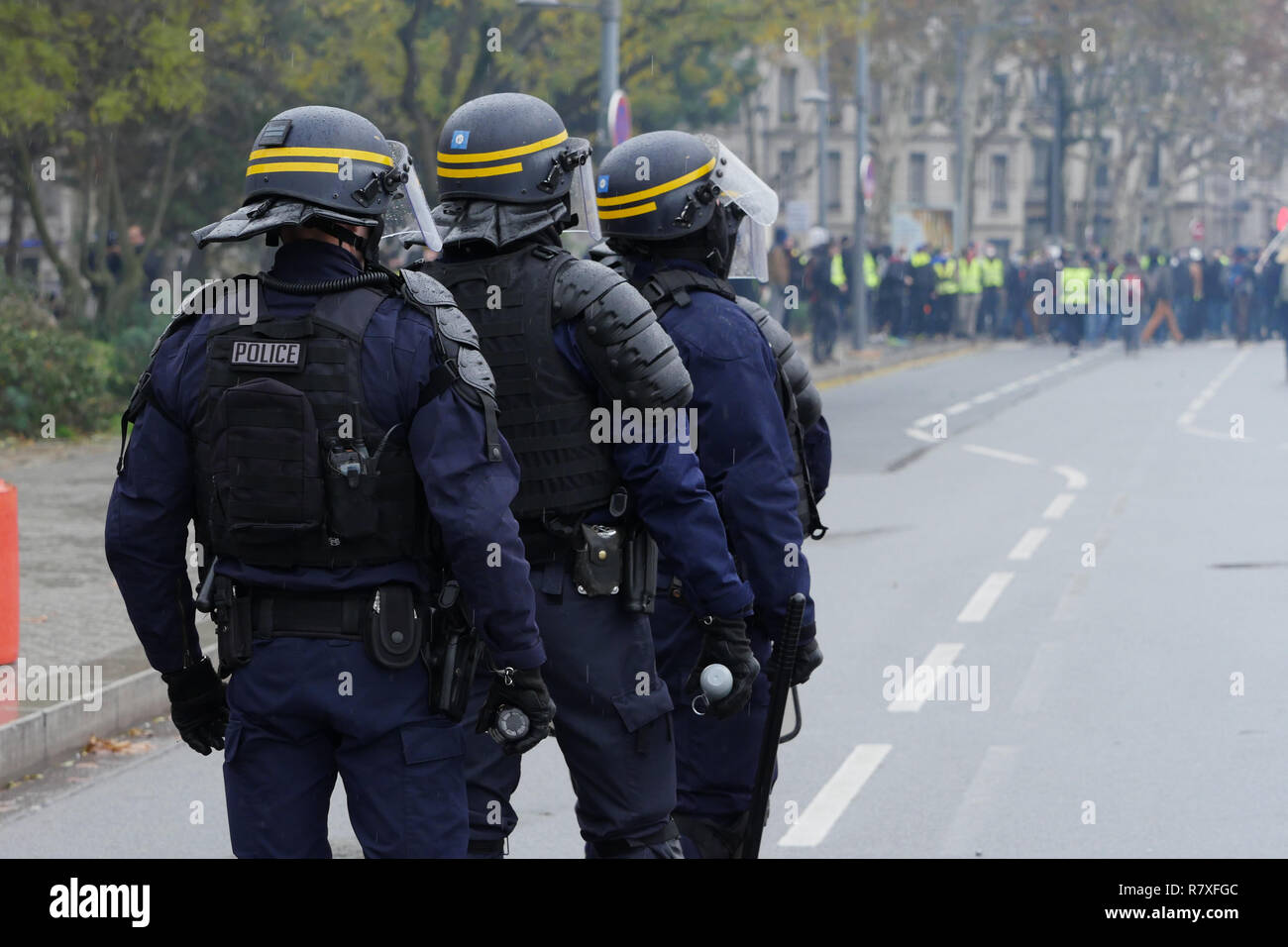 " Giacche gialle' manifestanti faccia Riot le forze di polizia, Lione, Francia Foto Stock