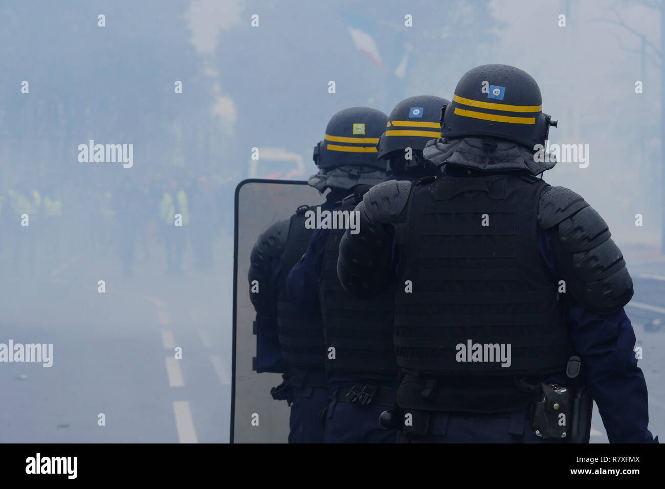 " Giacche gialle' manifestanti faccia Riot le forze di polizia, Lione, Francia Foto Stock