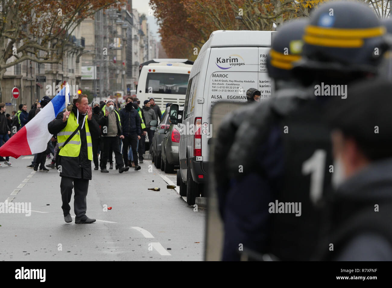 " Giacche gialle' manifestanti faccia Riot le forze di polizia, Lione, Francia Foto Stock