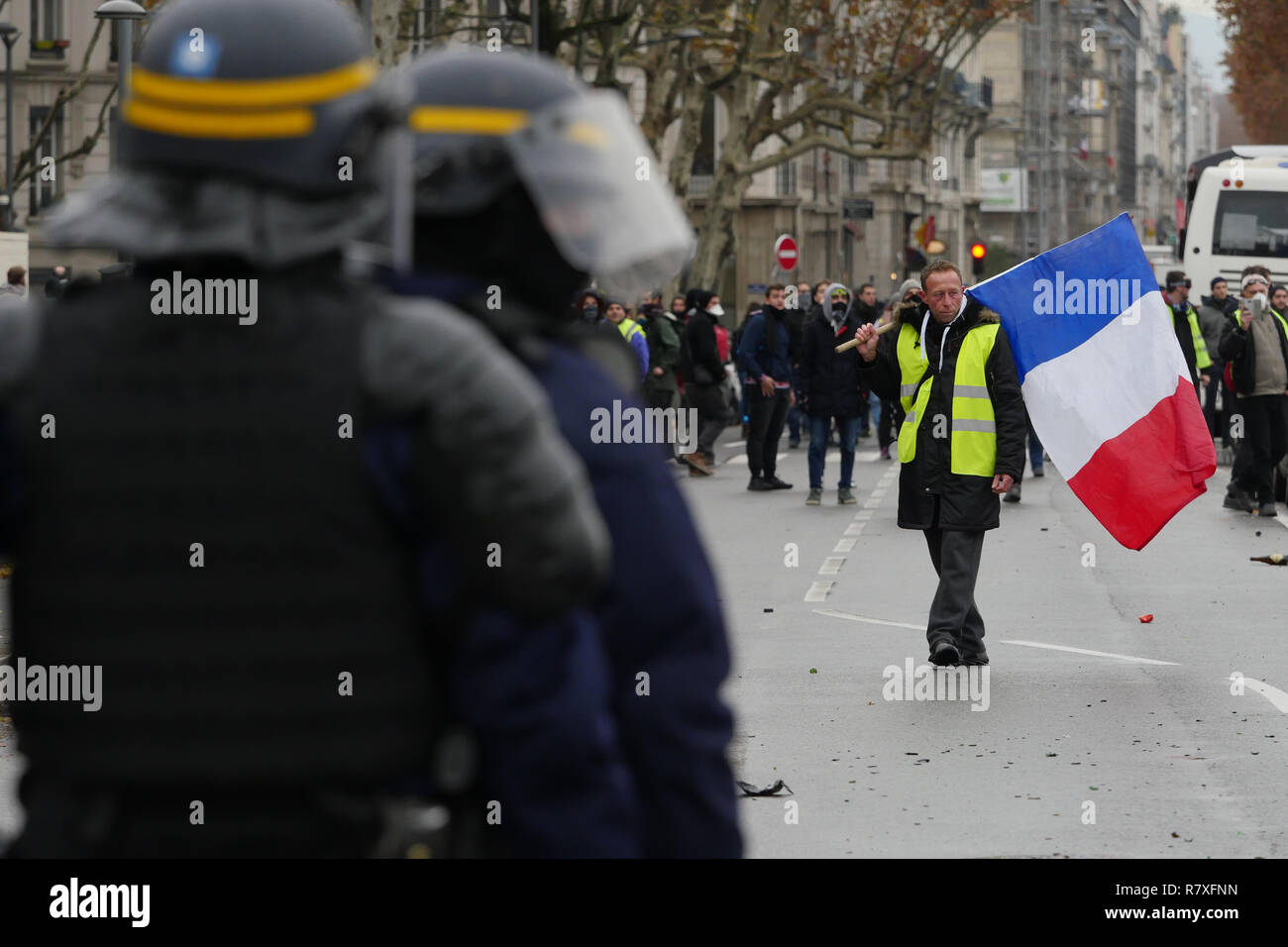 " Giacche gialle' manifestanti faccia Riot le forze di polizia, Lione, Francia Foto Stock