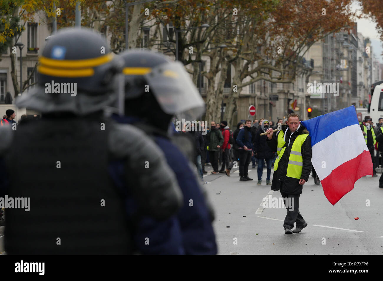 " Giacche gialle' manifestanti faccia Riot le forze di polizia, Lione, Francia Foto Stock