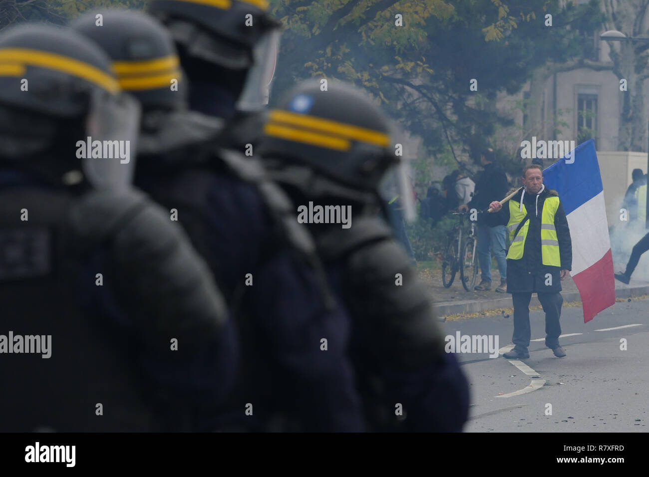 " Giacche gialle' manifestanti faccia Riot le forze di polizia, Lione, Francia Foto Stock