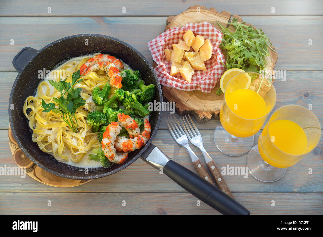 Tutta la granella di pasta con gamberi e formaggio sulla tavola di legno, vista dall'alto Foto Stock