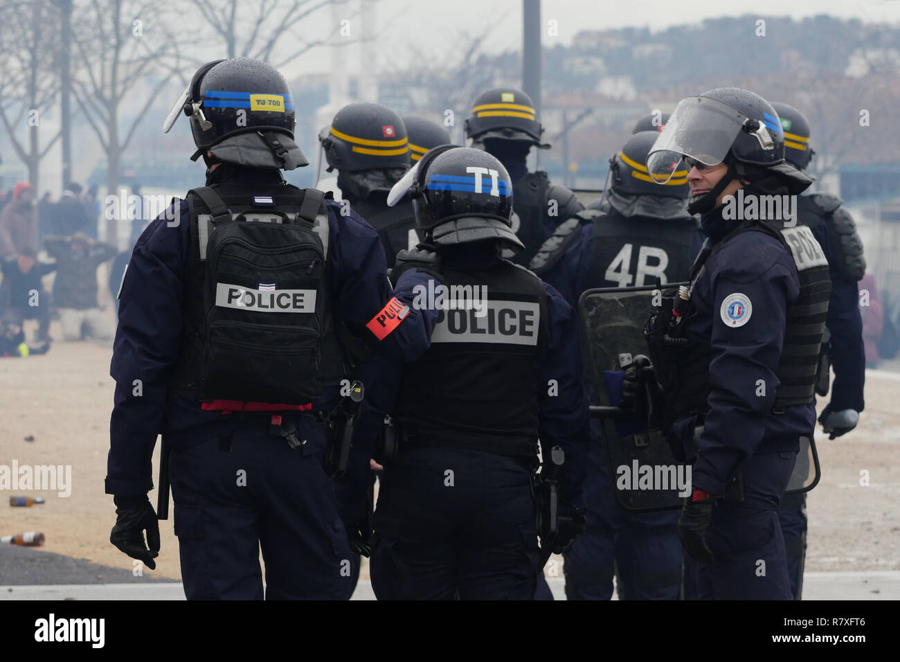 " Giacche gialle' manifestanti faccia Riot le forze di polizia, Lione, Francia Foto Stock