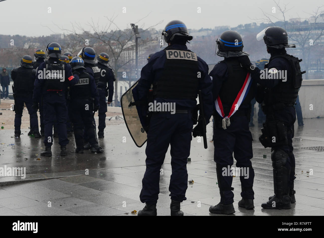 " Giacche gialle' manifestanti faccia Riot le forze di polizia, Lione, Francia Foto Stock