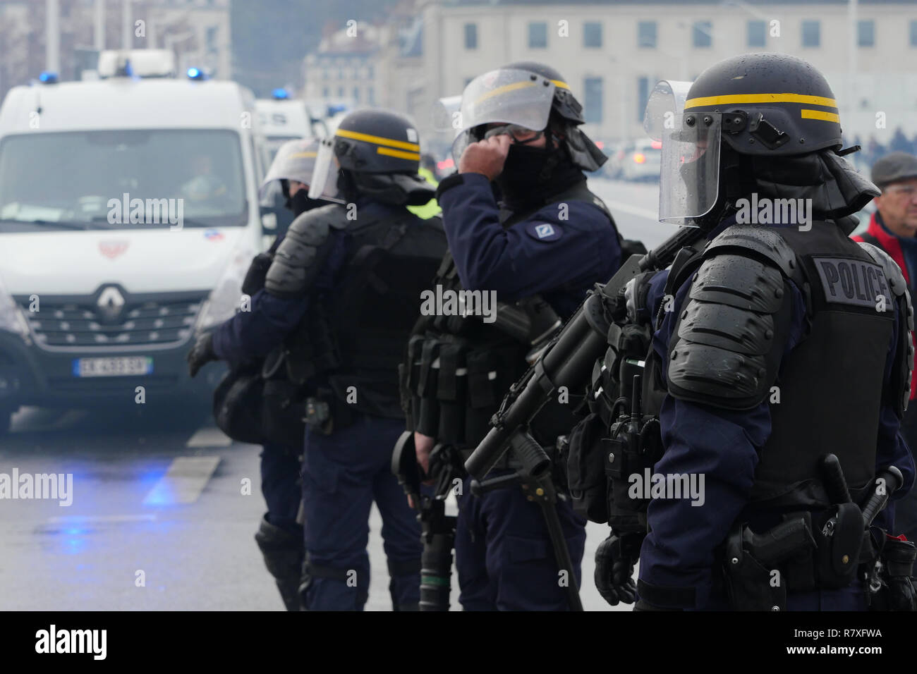 " Giacche gialle' manifestanti faccia Riot le forze di polizia, Lione, Francia Foto Stock
