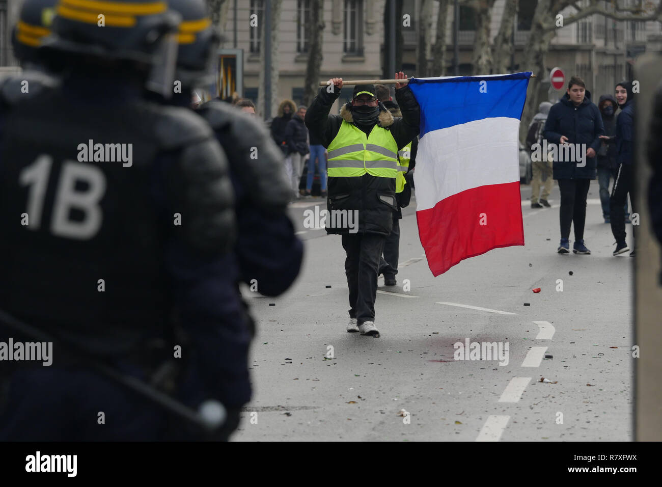 " Giacche gialle' manifestanti faccia Riot le forze di polizia, Lione, Francia Foto Stock