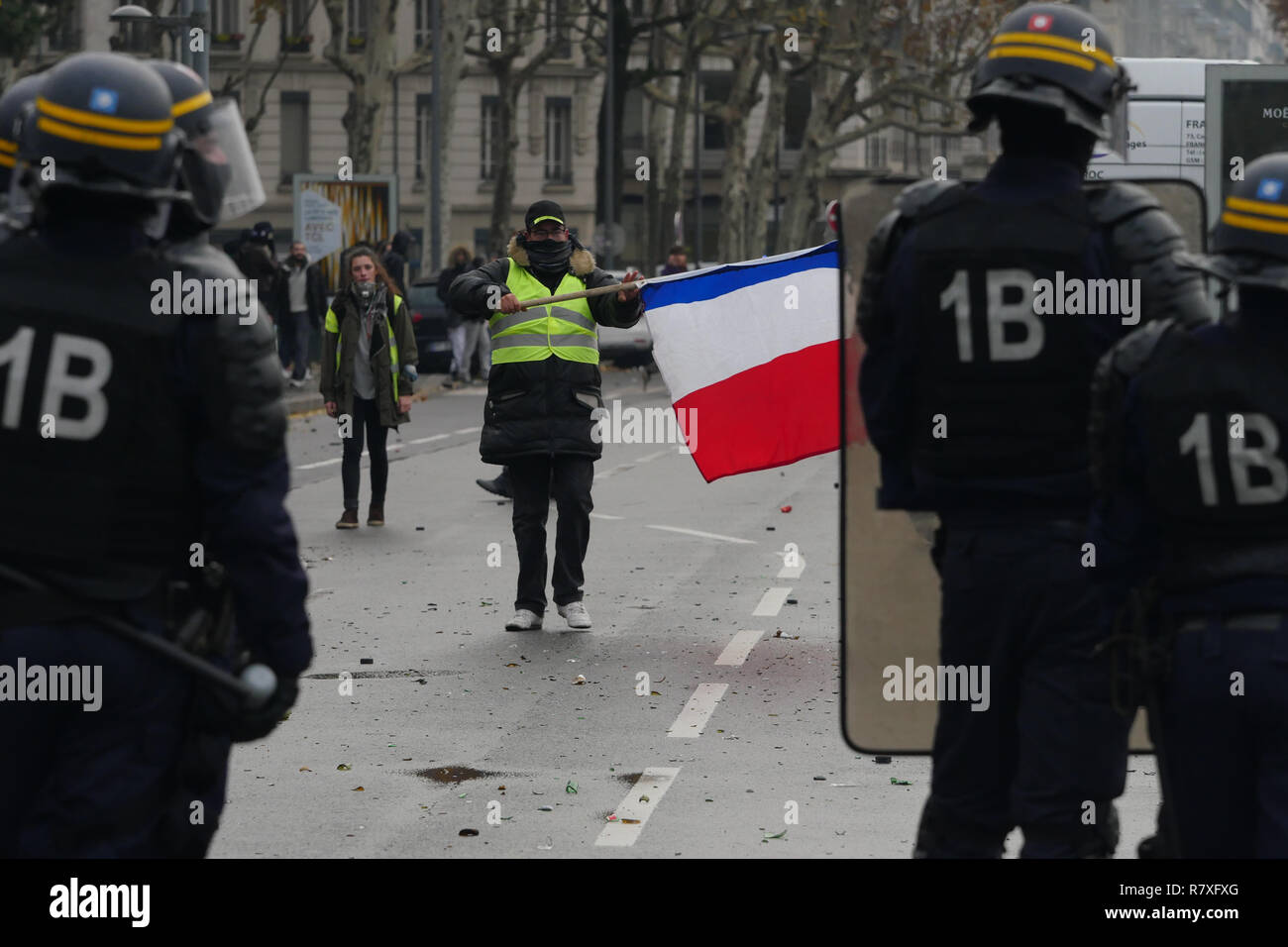 " Giacche gialle' manifestanti faccia Riot le forze di polizia, Lione, Francia Foto Stock