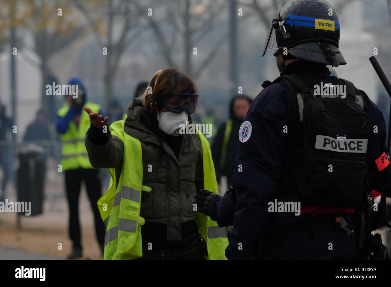 " Giacche gialle' manifestanti faccia Riot le forze di polizia, Lione, Francia Foto Stock
