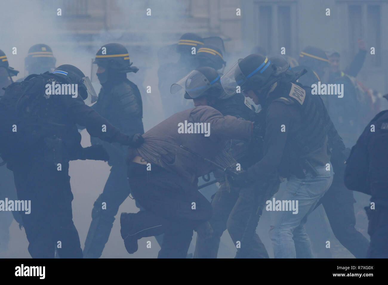" Giacche gialle' manifestanti faccia Riot le forze di polizia, Lione, Francia Foto Stock