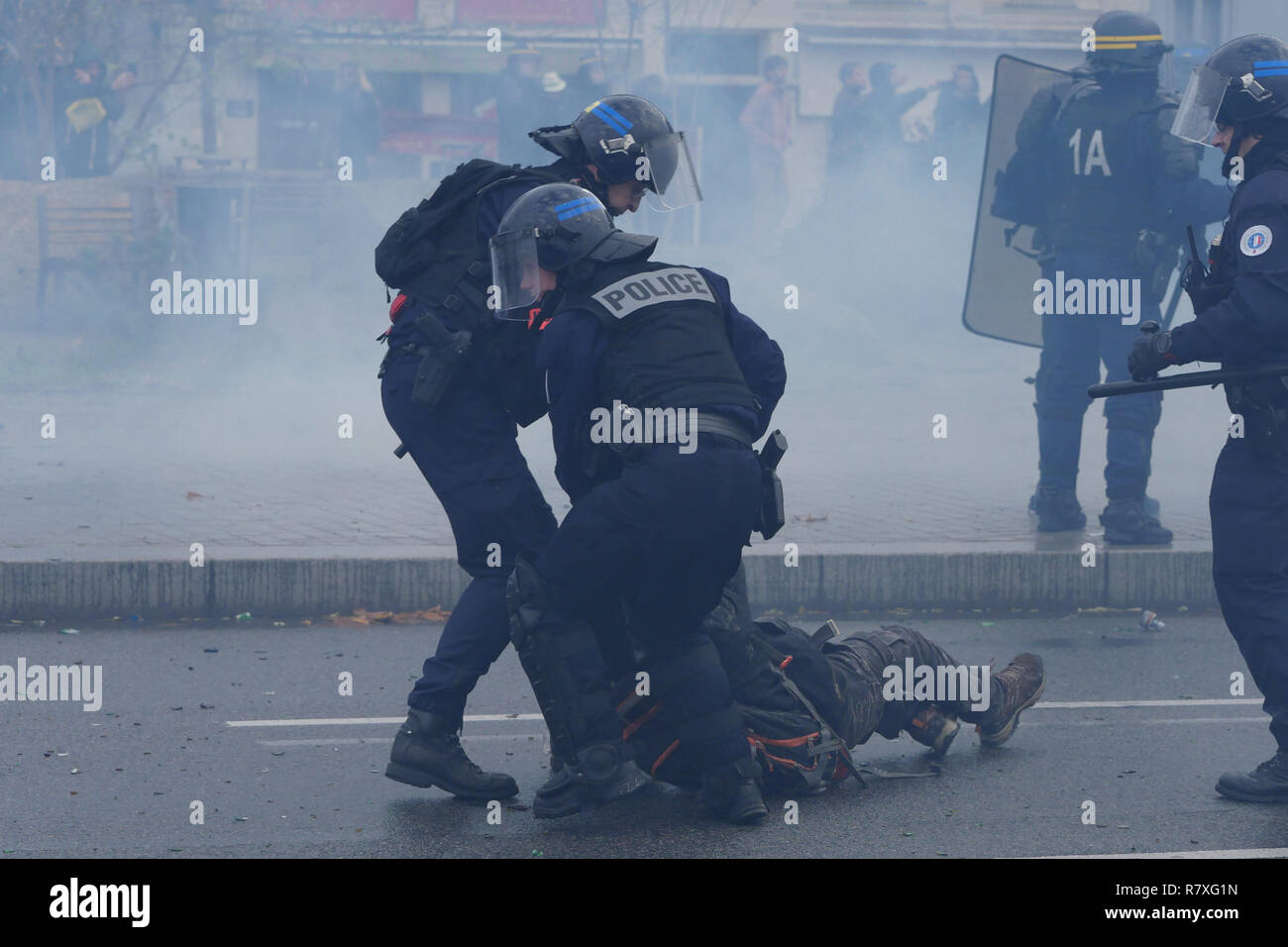 " Giacche gialle' manifestanti faccia Riot le forze di polizia, Lione, Francia Foto Stock