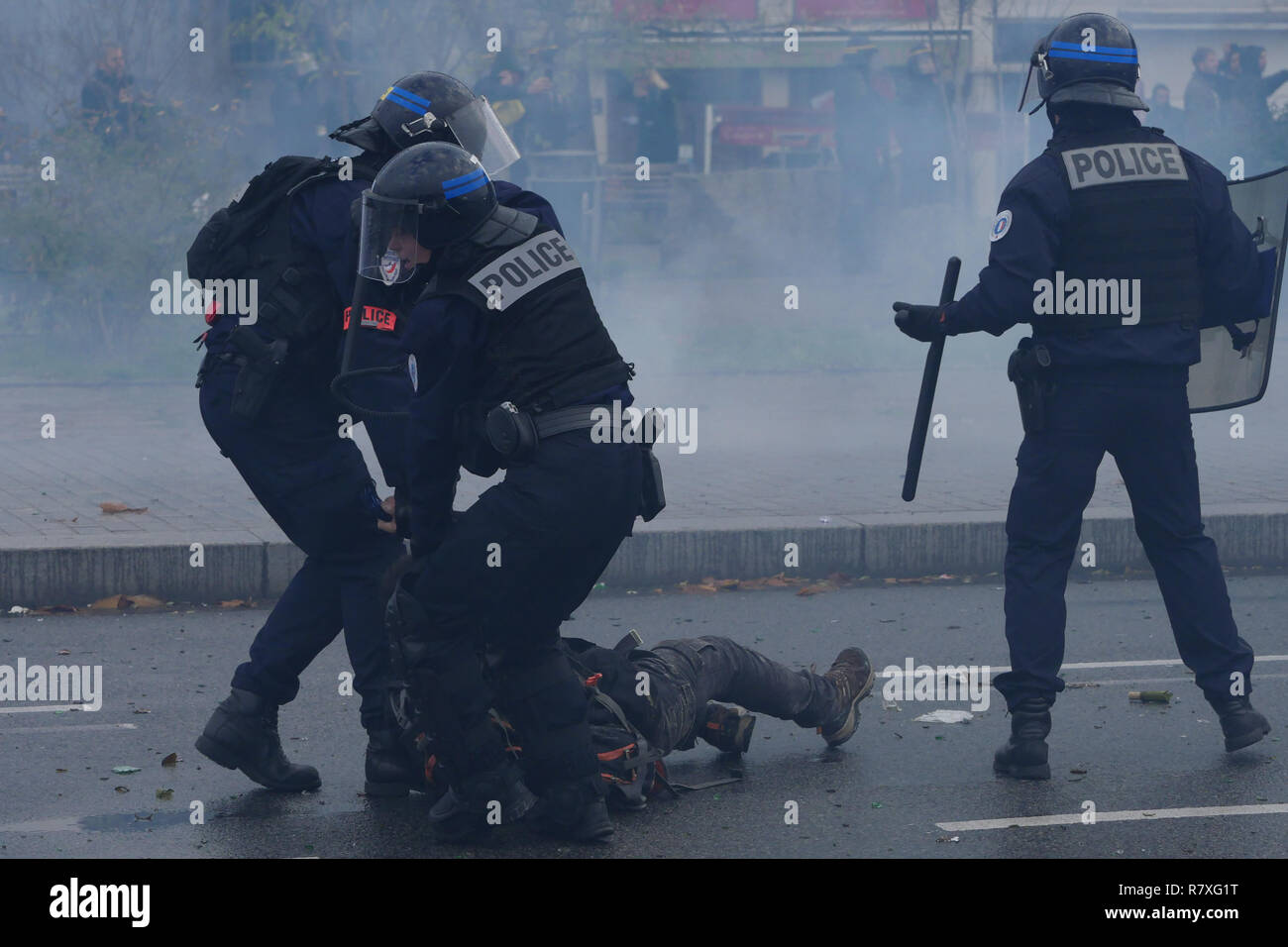 " Giacche gialle' manifestanti faccia Riot le forze di polizia, Lione, Francia Foto Stock