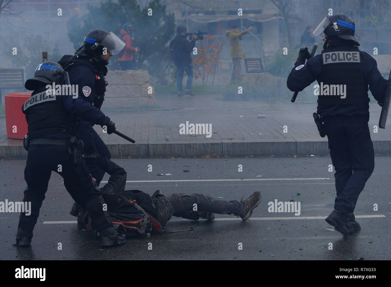 " Giacche gialle' manifestanti faccia Riot le forze di polizia, Lione, Francia Foto Stock
