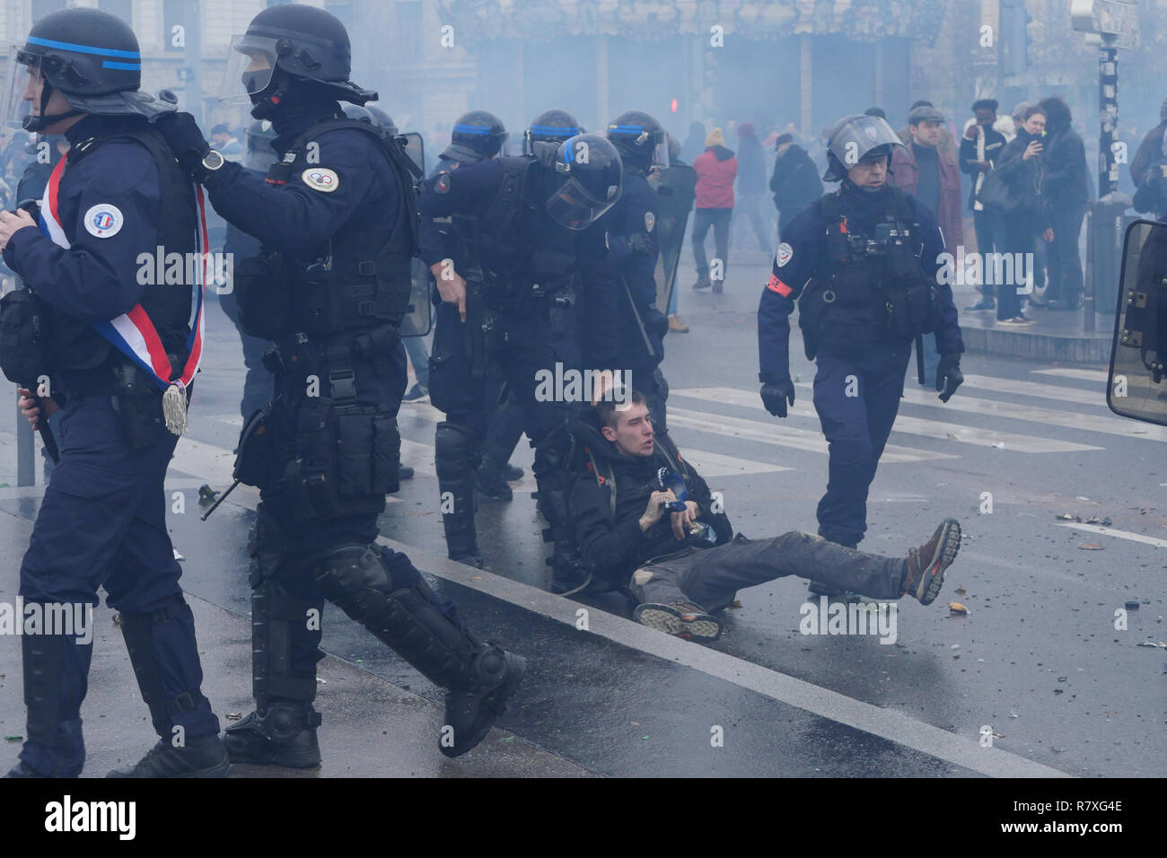 " Giacche gialle' manifestanti faccia Riot le forze di polizia, Lione, Francia Foto Stock