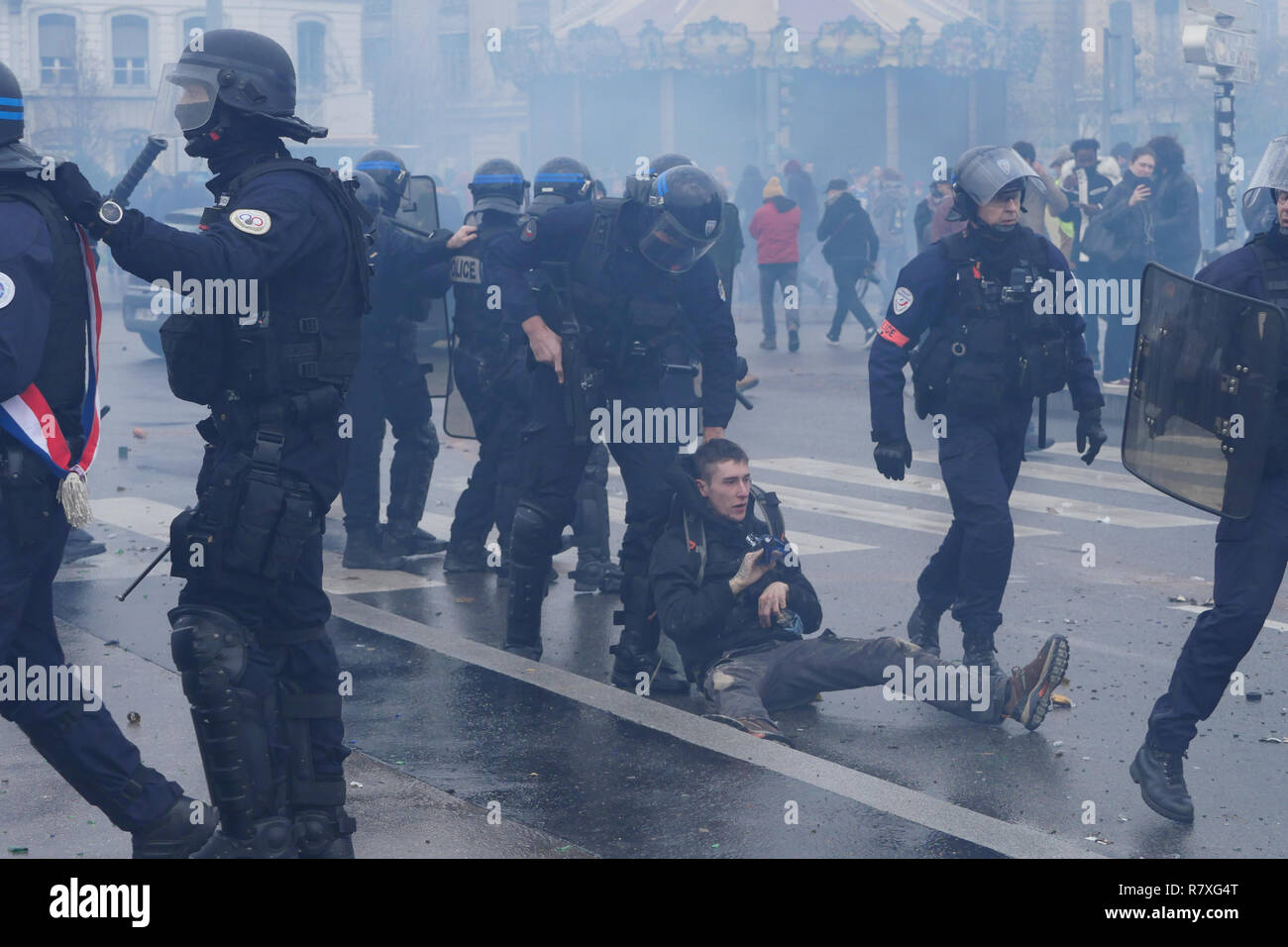 " Giacche gialle' manifestanti faccia Riot le forze di polizia, Lione, Francia Foto Stock
