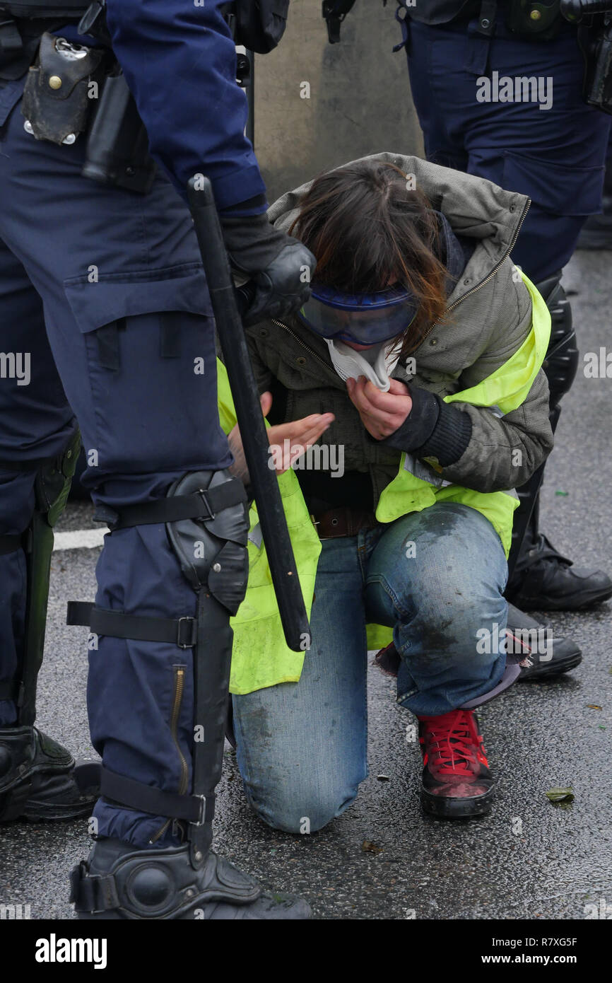 " Giacche gialle' manifestanti faccia Riot le forze di polizia, Lione, Francia Foto Stock