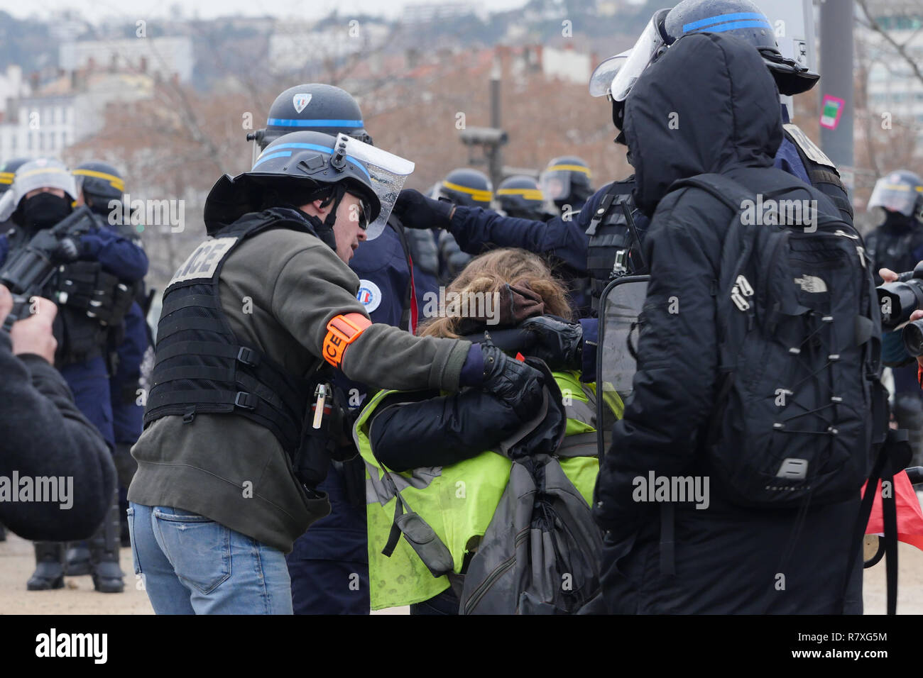 " Giacche gialle' manifestanti faccia Riot le forze di polizia, Lione, Francia Foto Stock