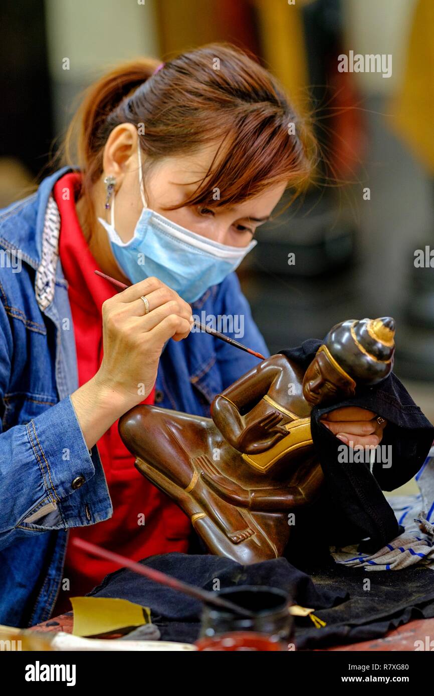 Cambogia Siem Reap provincia, Angkor, artigianato, legno verniciatura di una statua del Buddha Foto Stock
