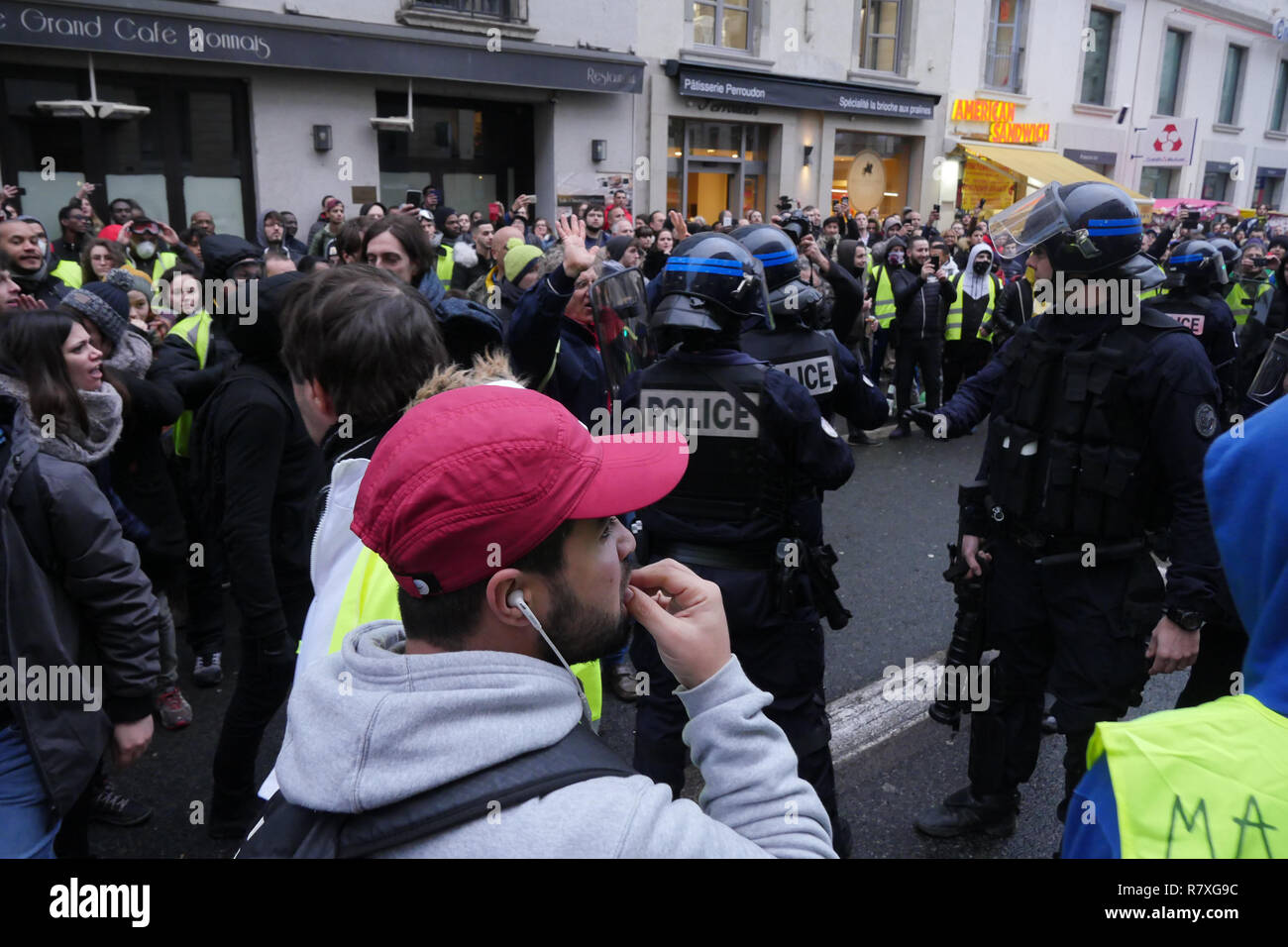 " Giacche gialle' manifestanti faccia Riot le forze di polizia, Lione, Francia Foto Stock