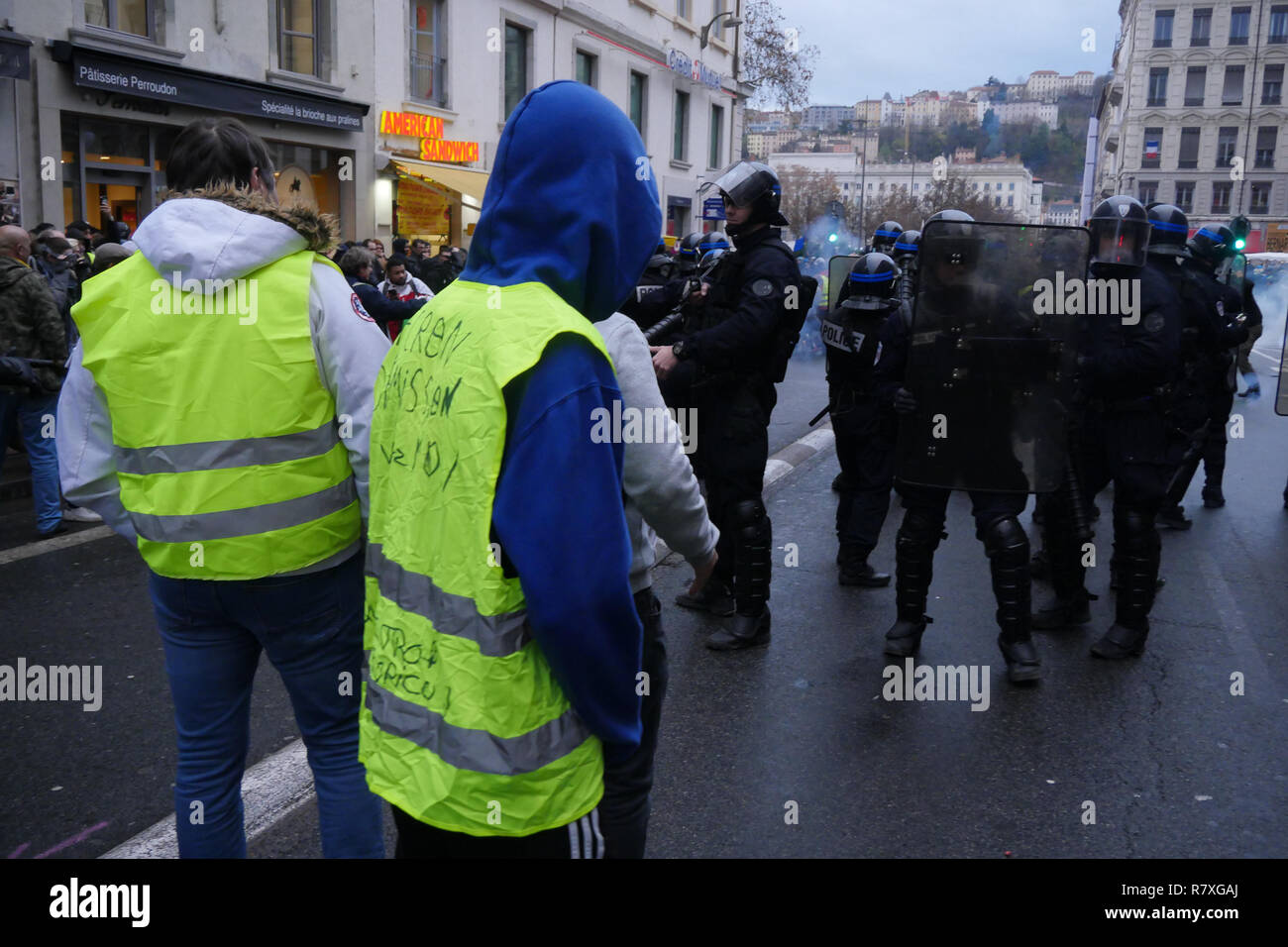 " Giacche gialle' manifestanti faccia Riot le forze di polizia, Lione, Francia Foto Stock