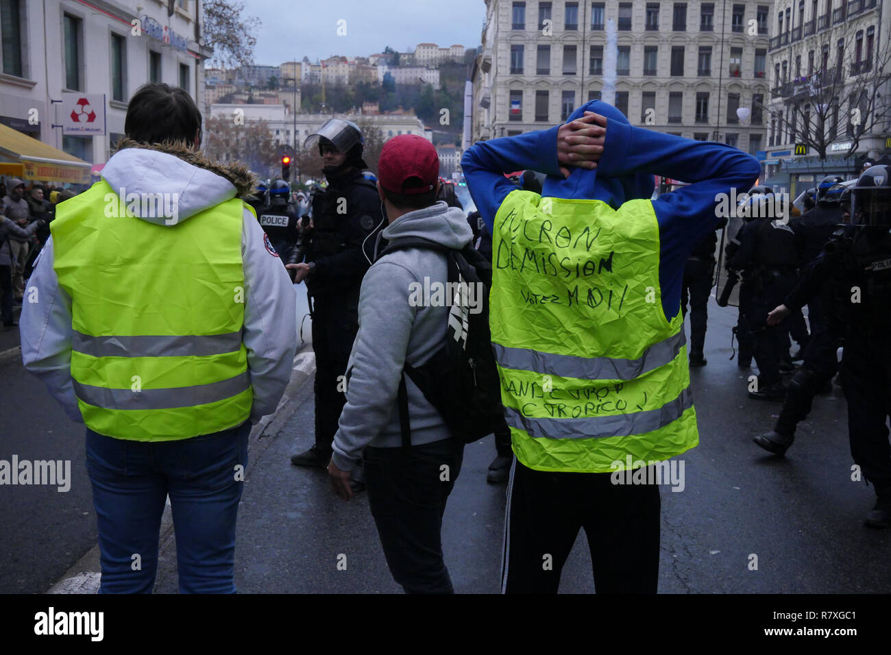 " Giacche gialle' manifestanti faccia Riot le forze di polizia, Lione, Francia Foto Stock