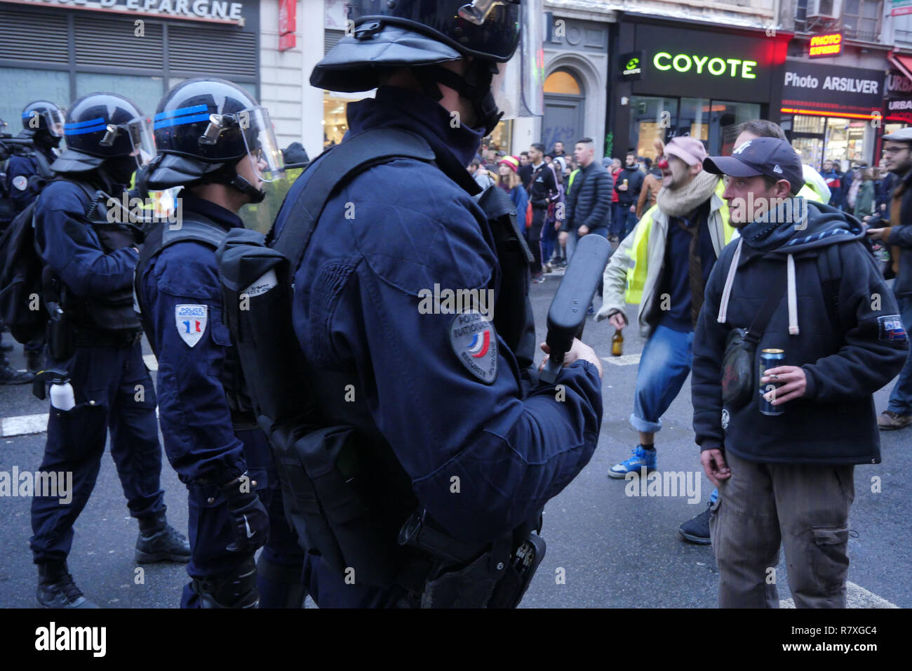 " Giacche gialle' manifestanti faccia Riot le forze di polizia, Lione, Francia Foto Stock