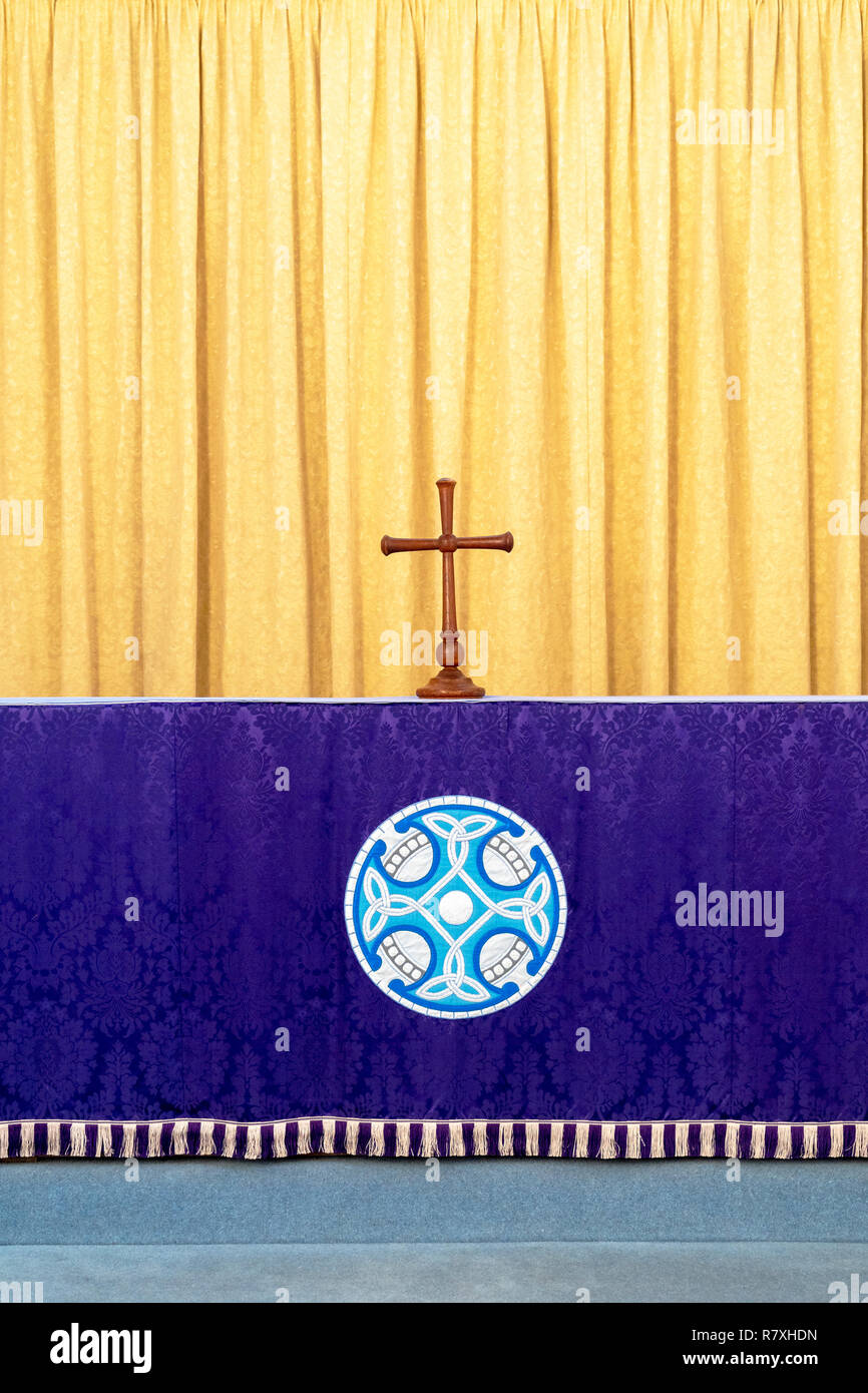 Coloratissimo altare panno e decorazione in Amesbury chiesa Foto Stock