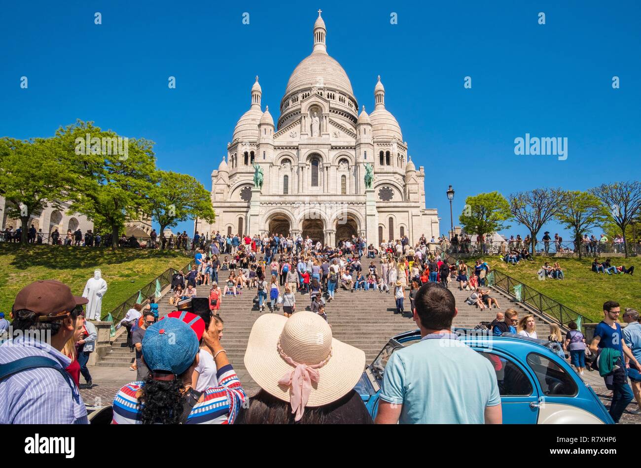Francia, Parigi Montmartre, i turisti di fronte al Sacre Coeur Foto Stock