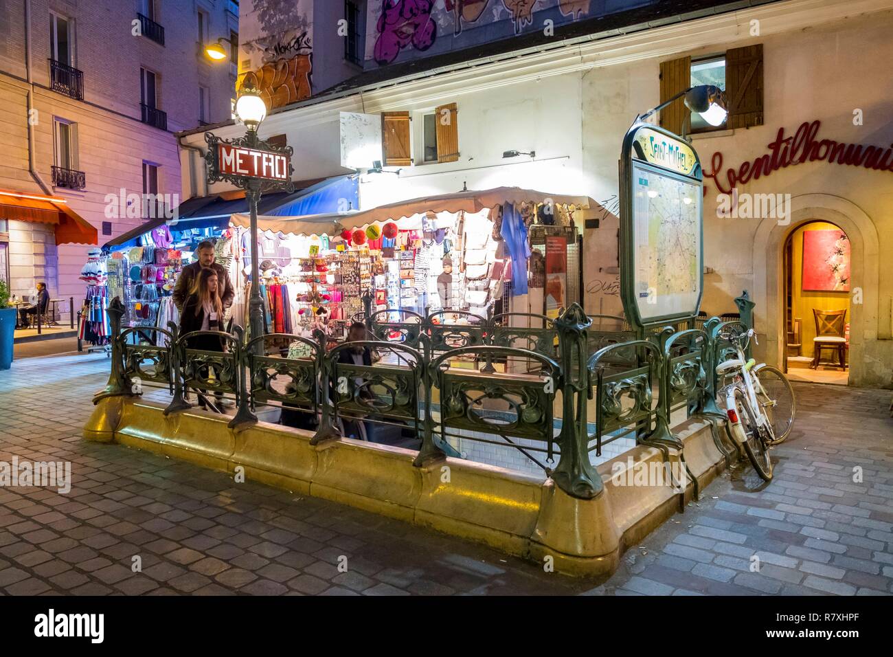 Francia, Parigi, quartiere di Saint Michel, Place Saint Andre des Arts, Saint Michel stazione della metropolitana Foto Stock