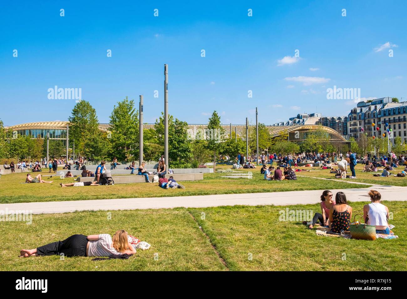 Francia, Parigi, Chatelet les Halles, Nelson Mandela del giardino e il Forum des Halles e la sua calotta in background Foto Stock