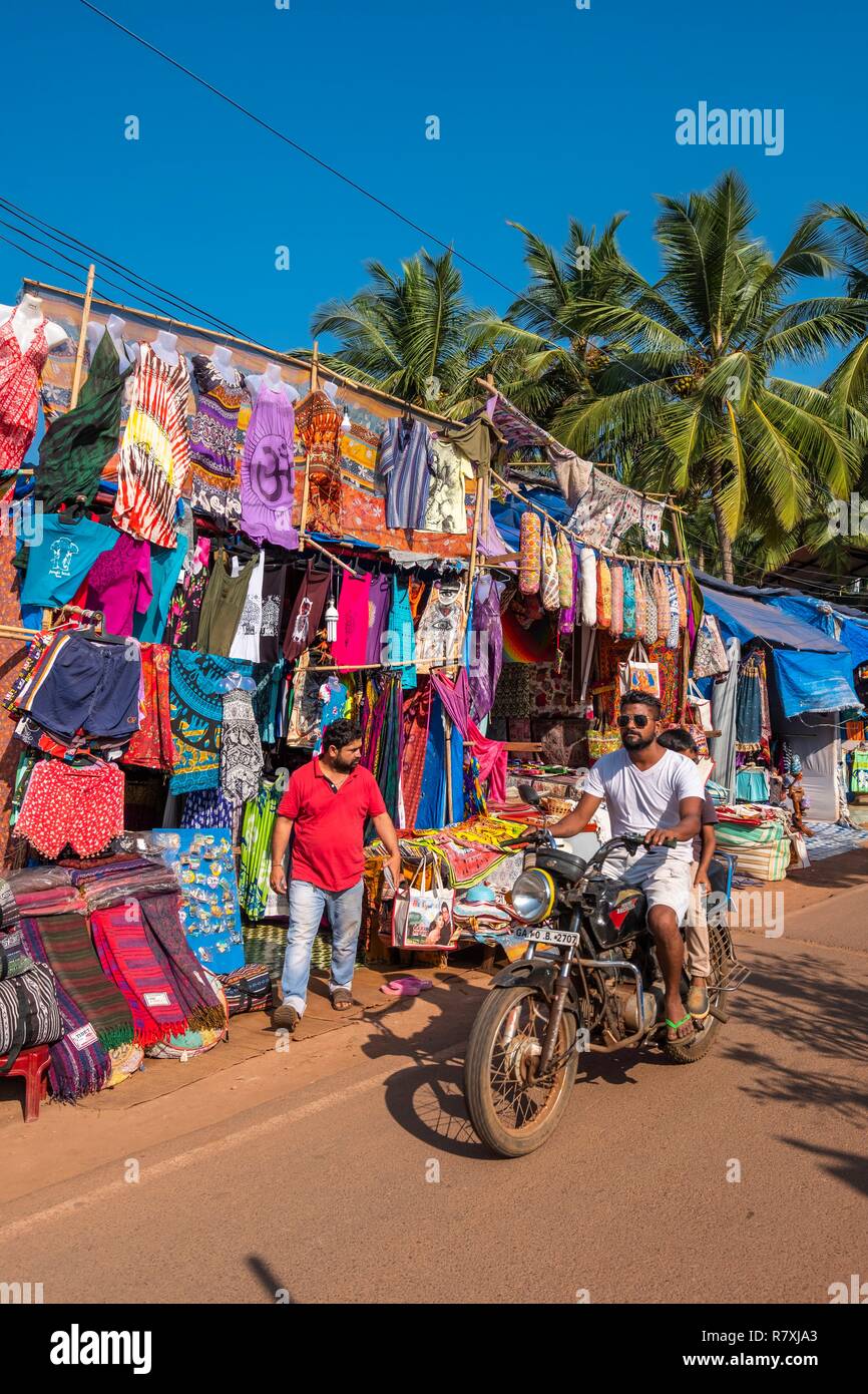 India, Goa, Agonda, vestiti e negozio di tessuti nella principale strada dello shopping Foto Stock