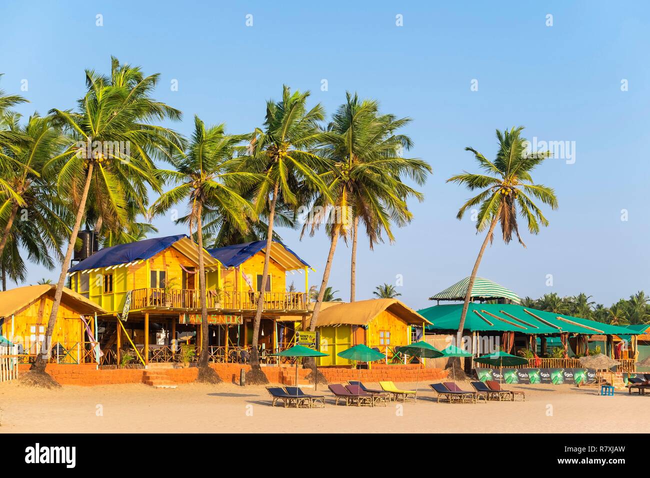 India, Goa, Agonda beach bungalows lungo la spiaggia Foto Stock