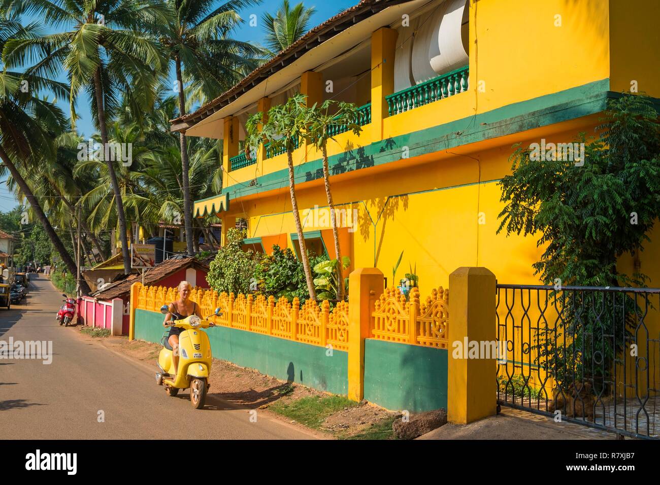 India, Goa, Agonda, turistico su uno scooter Foto Stock