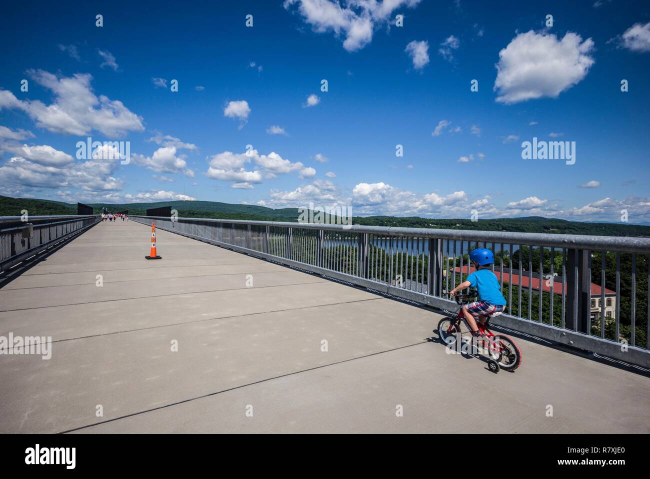 Stati Uniti, New York Fiume Hudson Valley, Poughkeepsee, marciapiede su Hudson, ponte pedonale creato dal rinnovato traliccio ferroviario Foto Stock