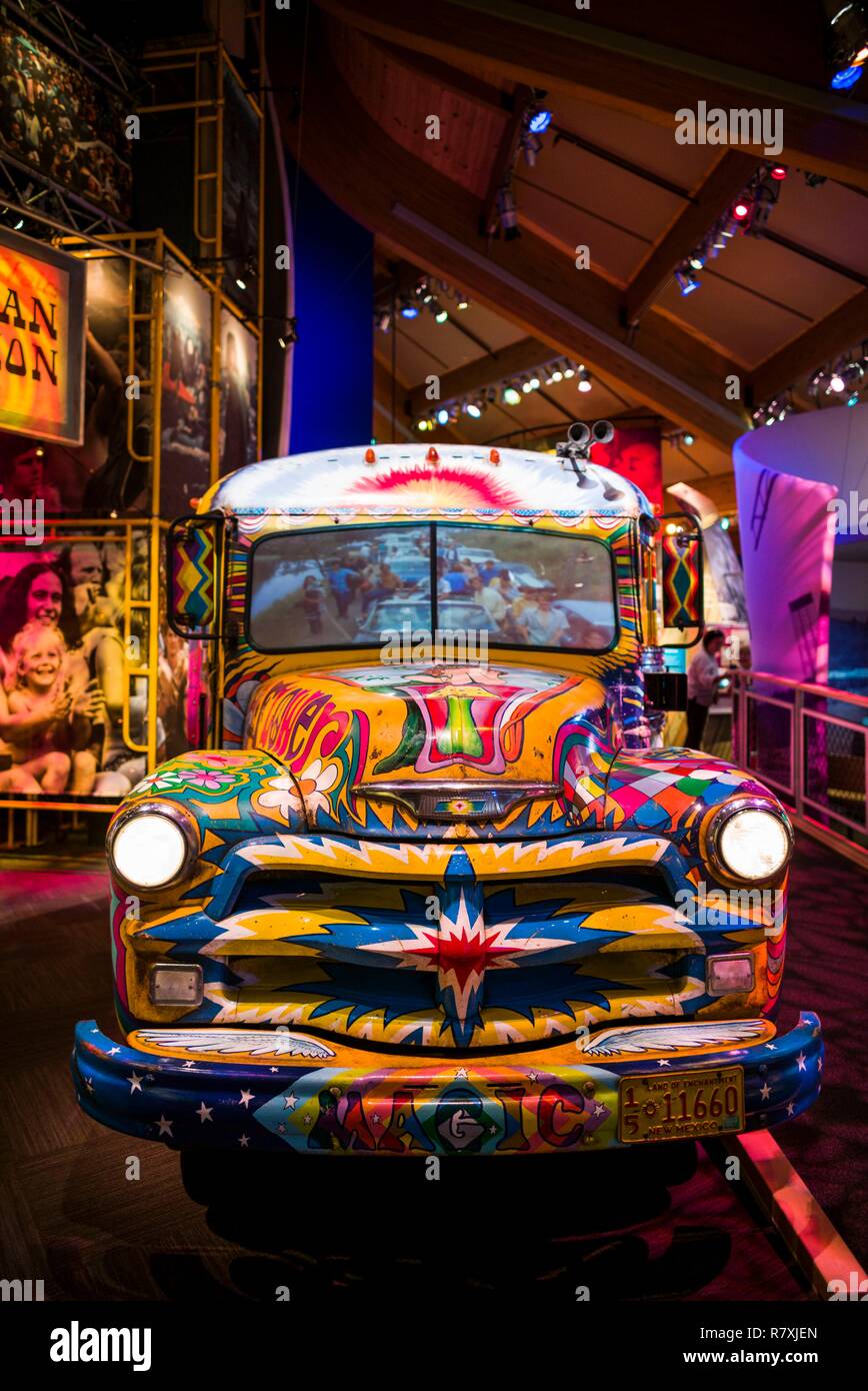 Stati Uniti, New York, Catskill Mountains, Bethel, sito del 1969 Festival di Woodstock, il Museo a Bethel Woods, tipico flower power bus hippie Foto Stock