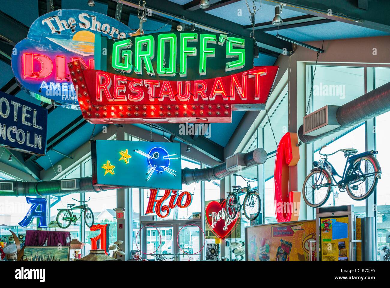 Stati Uniti, New Jersey, il Jersey Shore, Wildwoods, anni cinquanta-ser Doo-Wop architettura, Camera di Commercio, collezione di antiche insegne al neon Foto Stock