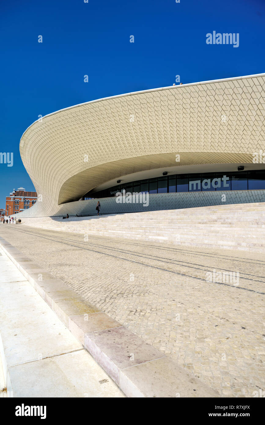 Il Portogallo, Lisbona, Belem, Maat, Museo di Arte, Architettura e Tecnologia sulle sponde del fiume Tagus alloggiata nella ex stazione di potenza con la nuova setta Foto Stock