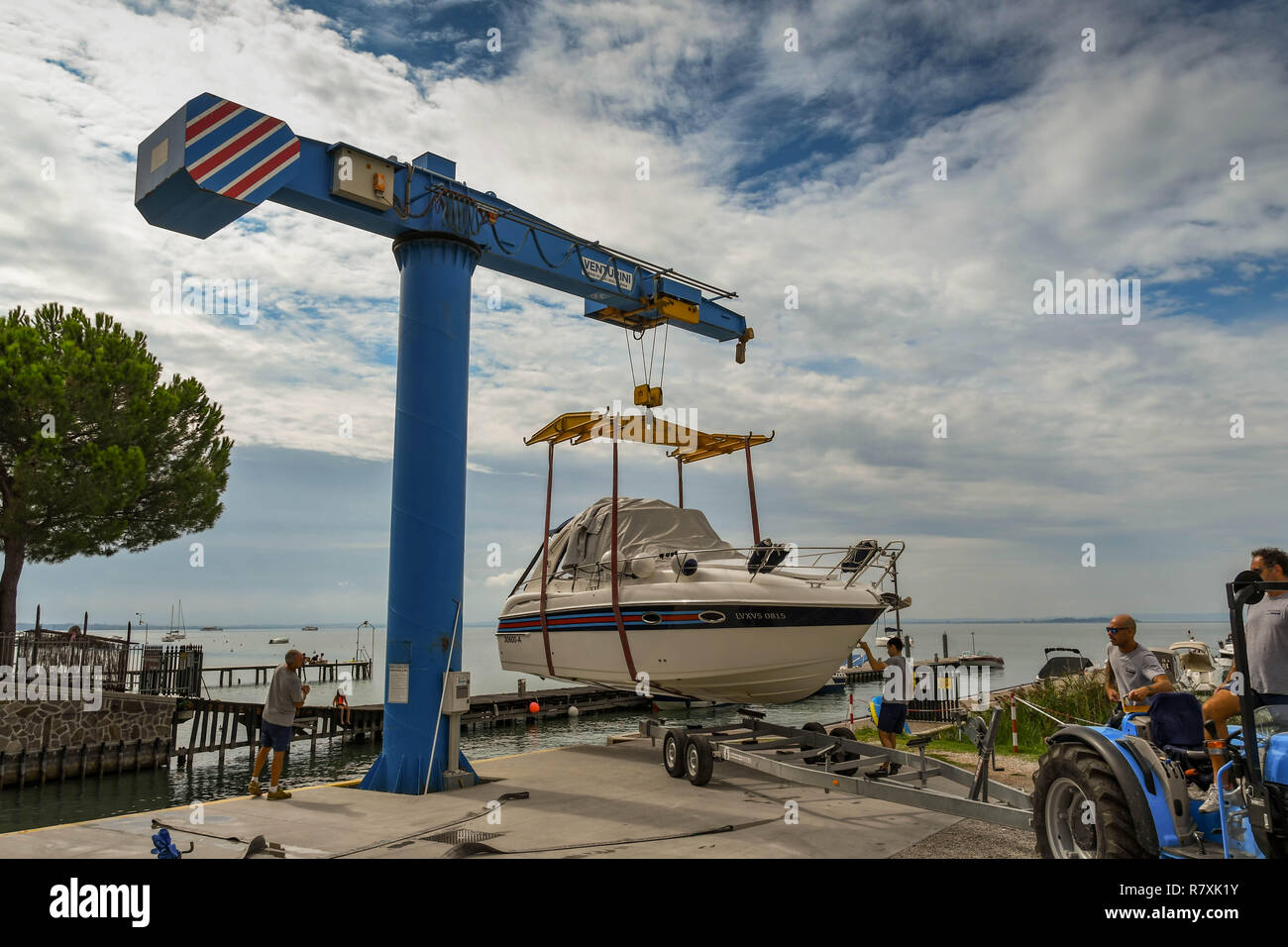 BARDOLINO, LAGO DI GARDA, Italia - Settembre 2018: gru di sollevamento un motore in acqua a un porto turistico sul Lago di Garda nei pressi di Bardolino. Foto Stock