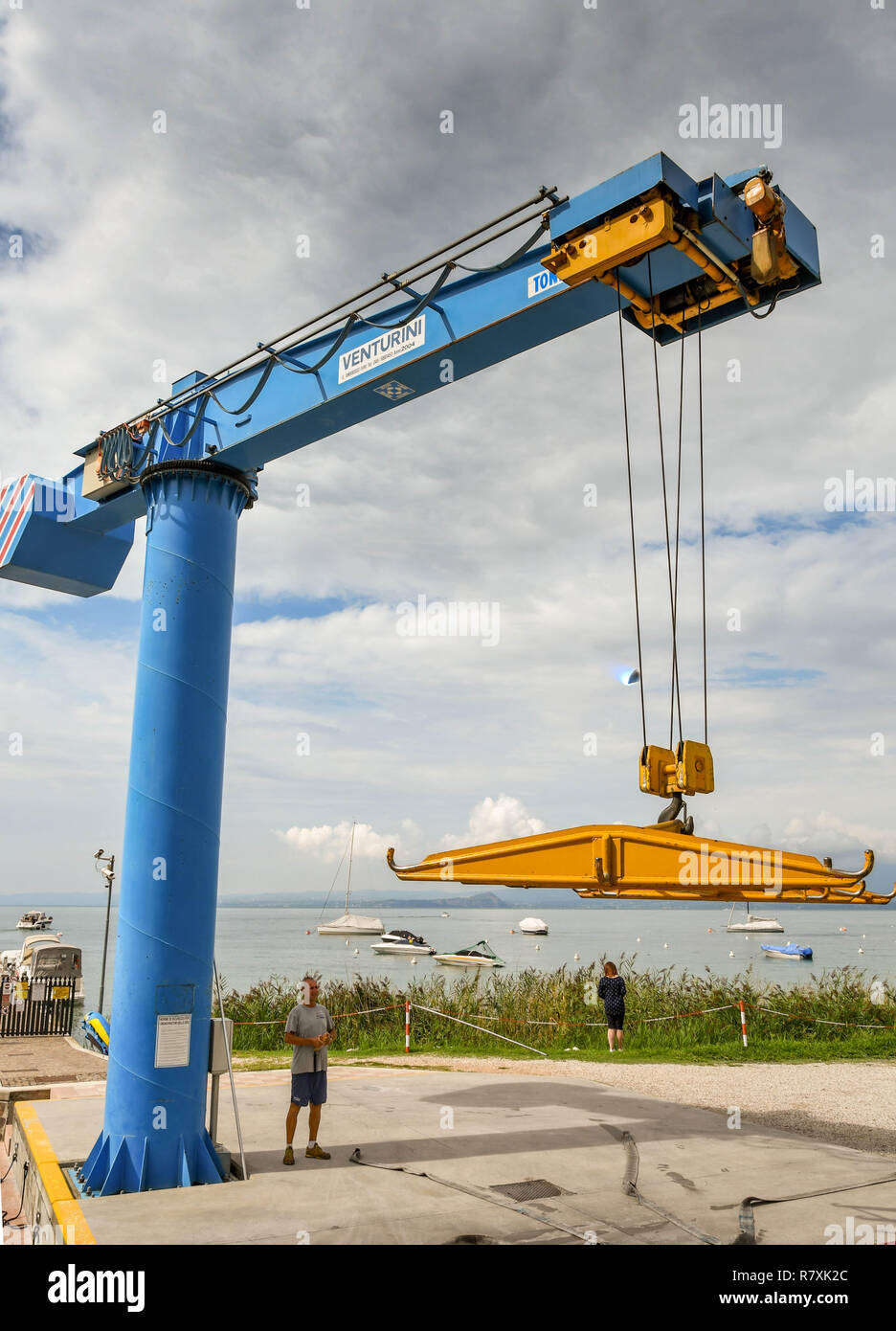 BARDOLINO, LAGO DI GARDA, Italia - Settembre 2018: lavoratore operando un telecomando per gru a un porto turistico sul Lago di Garda nei pressi di Bardolino. Foto Stock