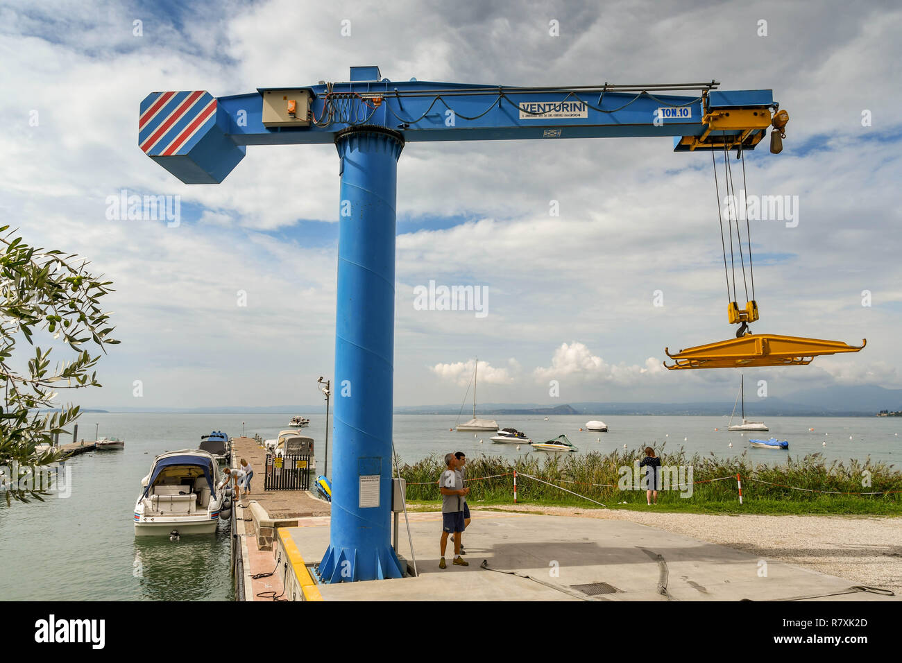 BARDOLINO, LAGO DI GARDA, Italia - Settembre 2018: lavoratore operando un telecomando per gru a un porto turistico sul Lago di Garda nei pressi di Bardolino. Foto Stock