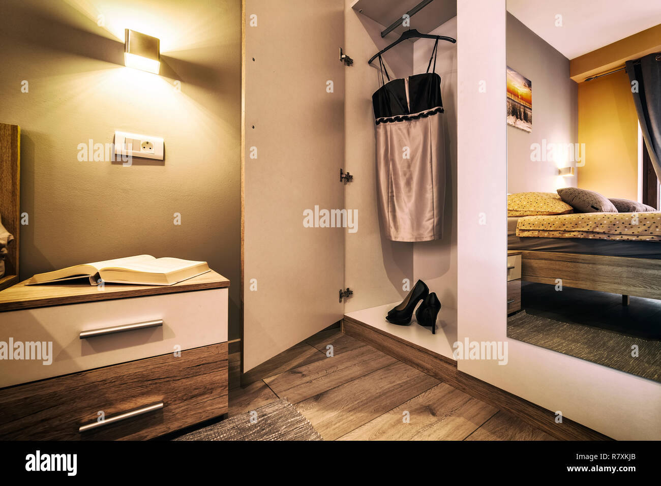 Abito su hanger, scarpe e prenota in camera da letto Foto Stock