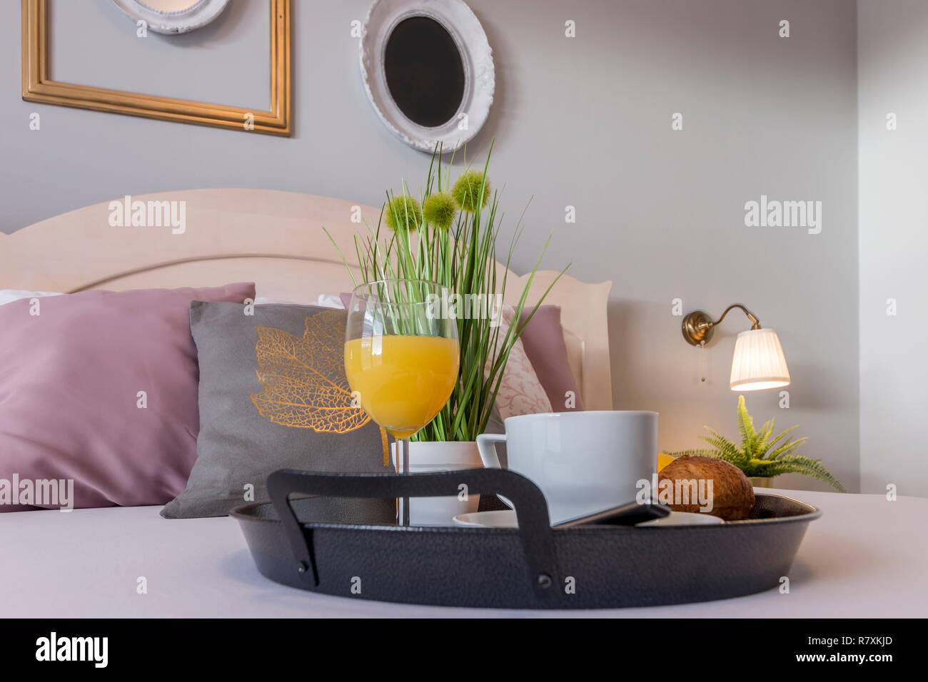 Camera colazione, croissant, succhi di frutta freschi e caffè Foto Stock