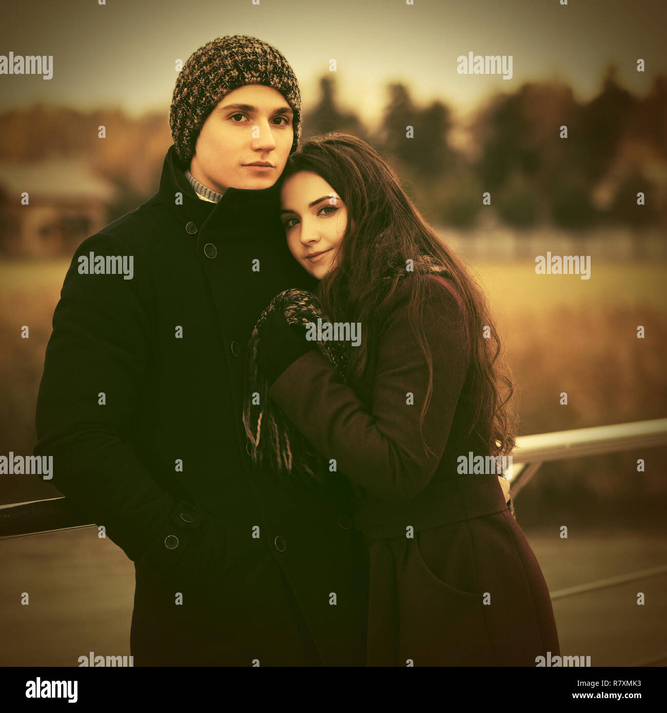 Felice moda giovane coppia in amore per esterno elegante uomo e donna che indossa cappotti classico beanie e sciarpa Foto Stock