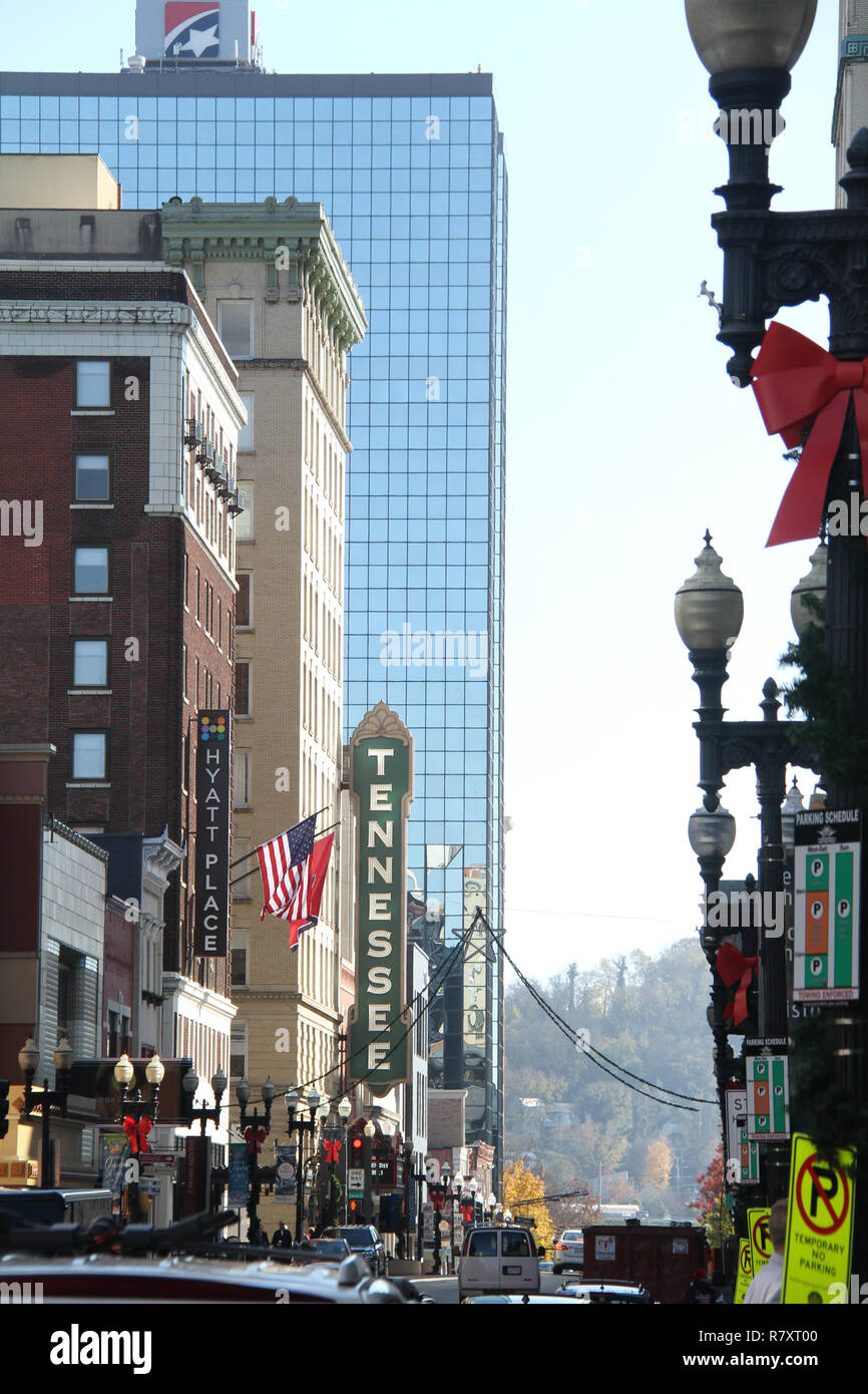 Vecchi edifici storici e nuovi moderni su Gay St. Nel centro di Knoxville, TN, Stati Uniti Foto Stock